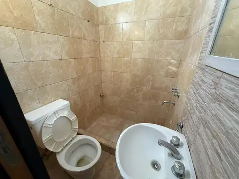 ALQUILER PH 2 AMBIENTES CON PATIO – LANÚS OESTE