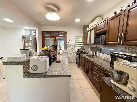 Casa 9 ambientes con 4 baños