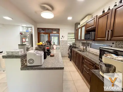 Casa 9 ambientes con 4 baños