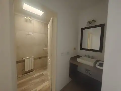 Casa en Alquiler con 4 cocheras