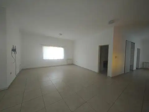 Casa en Alquiler con 4 cocheras