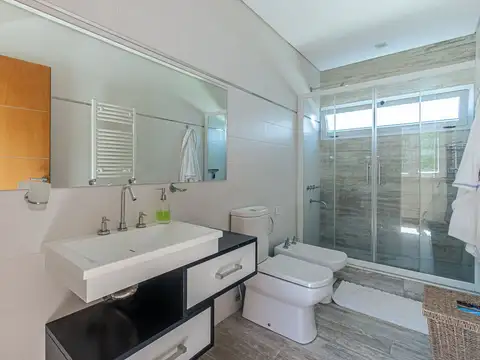 Casa 4 ambientes con 2 baños