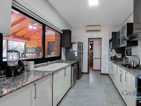 Casa en Venta con 2 cocheras