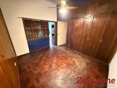 Casa cuatro ambientes con patio y cochera en Villa Maipú - Venta