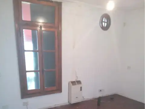 Casa 6 ambientes con 2 baños