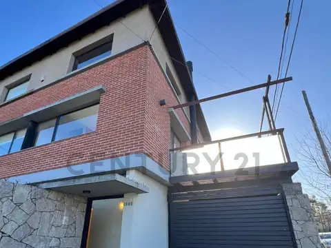 Venta de Tríplex en Esquina – Ubicación Inmejorable en Gonnet (505 y 14)