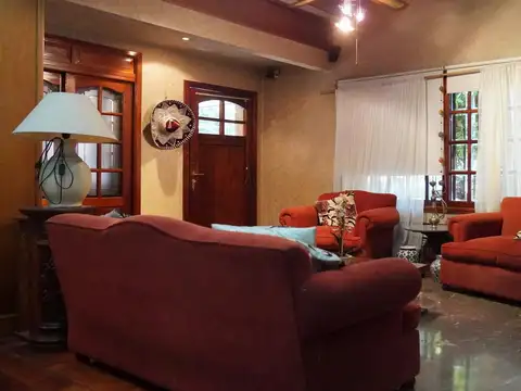 Venta Casa 9 ambientes con Pileta Lomas de Zamora