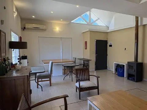 Casa 4 ambientes con 2 baños