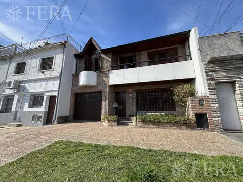 Venta casa de 4 ambientes con cochera y jardín en Villa Dominico