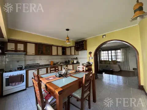 Casa 4 ambientes con 2 baños