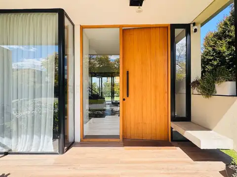Casa en Venta con 4 cocheras