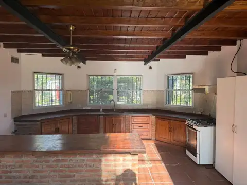 Casa 4 ambientes con 2 baños