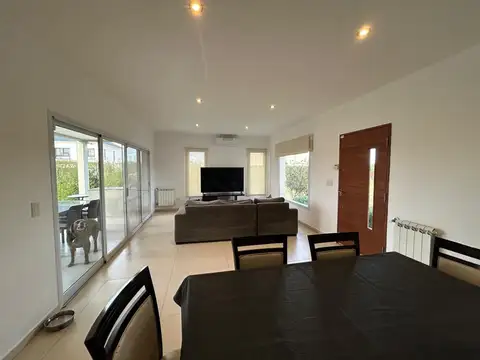 Casa 4 ambientes con 3 baños