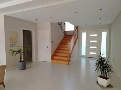 Casa en alquiler 4 Dormitorios Amoblada y equipada Barrio Septiembre Escobar