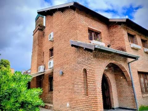 OPORTUNIDAD: AMOBLADA - A RECICLAR - 2 SUITES Y DOS DORMITORIOS EN PLANTA ALTA - QUINTO EN PLANTA BAJA - PLAY EN SEGUNDA PLANTA.