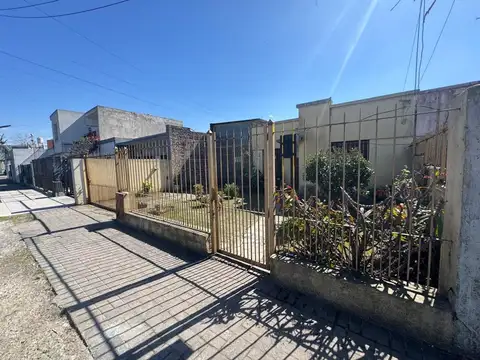 VENTA CASA 4 AMB C/GARAGE Y PATIO BERAZATEGUI