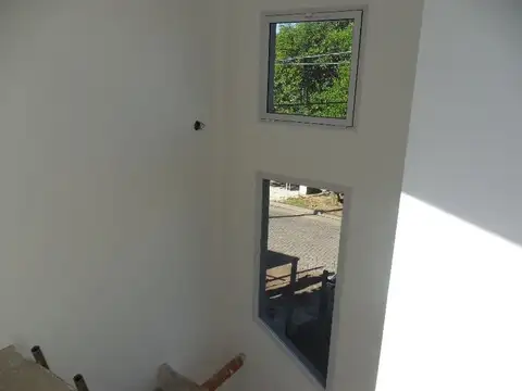 DUPLEX DE CATEGORIA CON ESTRUCTURA EN "L"  .