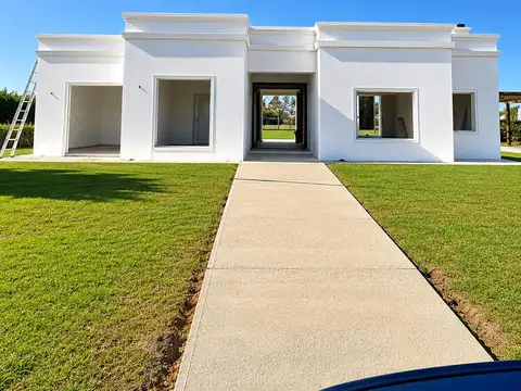 Casa en Venta con 3 cocheras