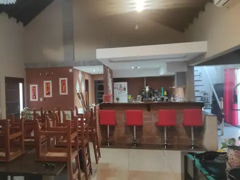 Distinguida propiedad sobre amplio lote