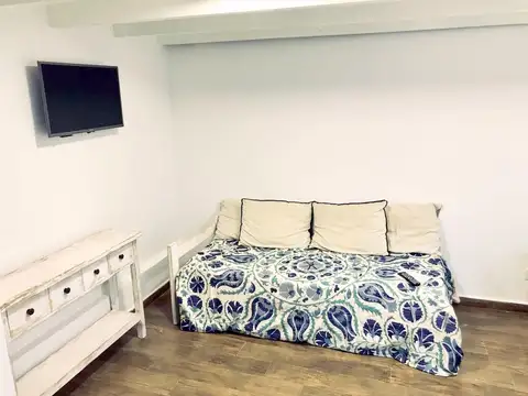 Viamonte al 2200. Venta en block. PH de 12 departamentos reciclados a nuevo. Superficie: 400 m2 totales y cubiertos. 2 plantas. Se vende con renta, alquilados todos temporario. Hay desde monoambientes, hasta 3 ambientes. Amoblados y equipados.