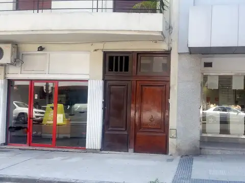 Viamonte al 2200. Venta en block. PH de 12 departamentos reciclados a nuevo. Superficie: 400 m2 totales y cubiertos. 2 plantas. Se vende con renta, alquilados todos temporario. Hay desde monoambientes, hasta 3 ambientes. Amoblados y equipados.