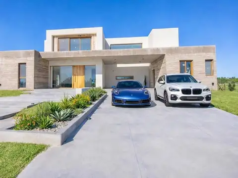 VENTA - CASA A ESTRENAR FRENTE A LA CANCHA DE POLO