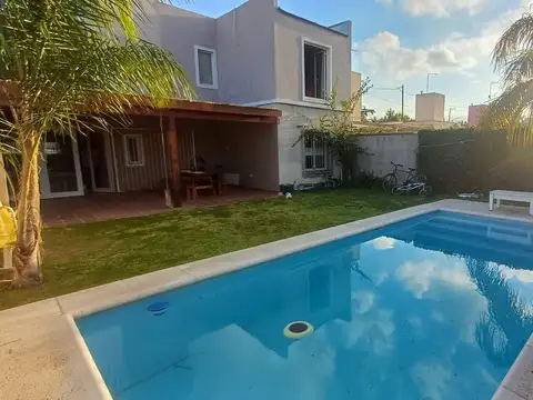 Venta Casa 3 Dormitorios con pileta Sta Isabel Cba