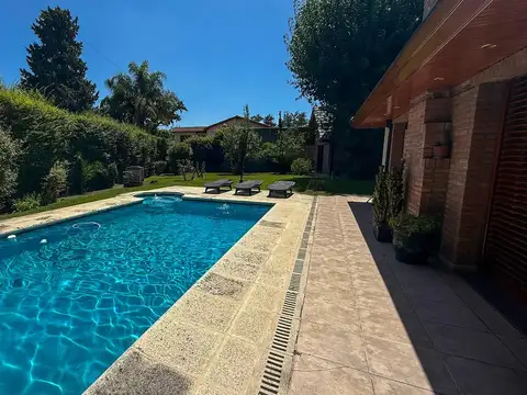 Casa en Venta con 2 cocheras