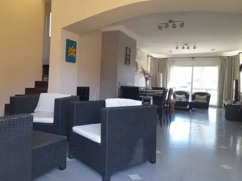 Casa 6 ambientes con 2 baños