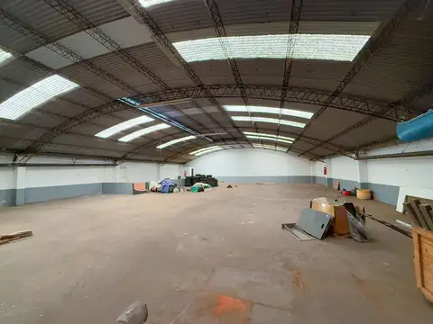 Importante local o galpon de 800m² con gran frente comercial y 2 plantas