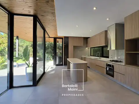 Casa 6 ambientes con 3 baños