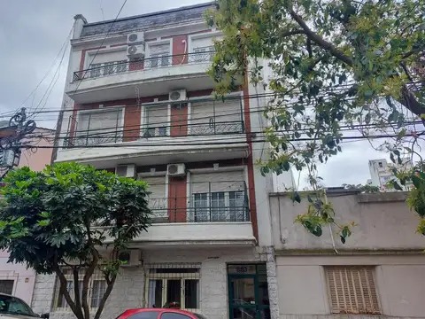 3 AMB. AL FRENTE CON BALCÓN EN EXC. UBICACIÓN!