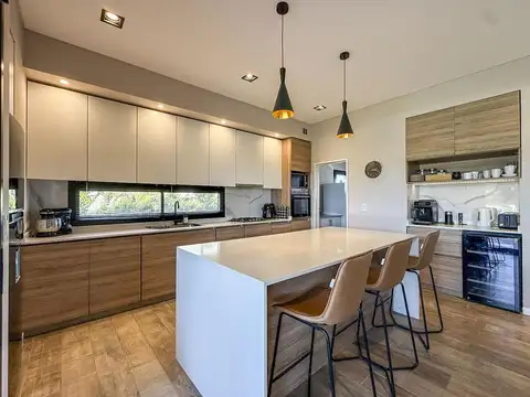 Casa 6 ambientes con 2 baños