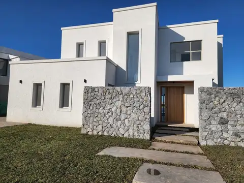 Casa en alquiler en Santa Ana Villanueva a estrenar a la laguna