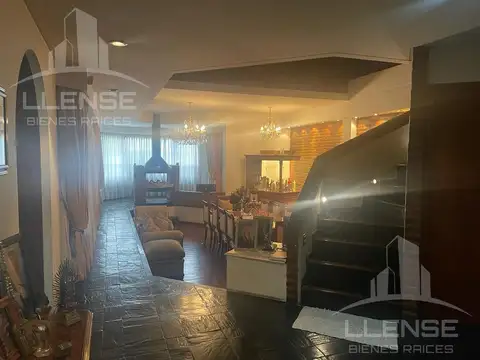 Casa estilo chalet 6 ambientes con jardín y quincho en venta - Bernal
