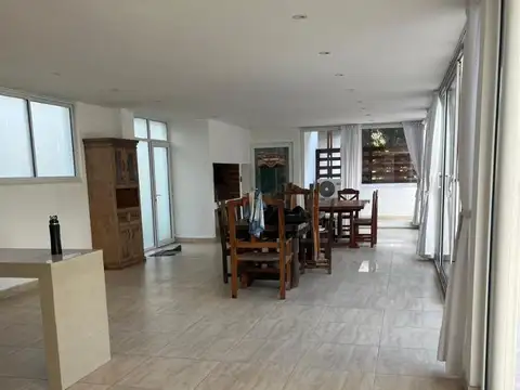 Casa 5 ambientes con 4 baños