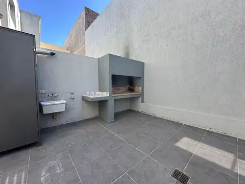 OPENHOUSE inmobiliaria alquila hermoso dúplex en calle Dr. Carrillo, frente al Dalvian