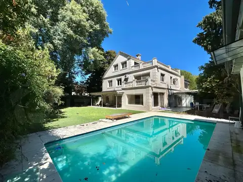 Venta de casa de estilo francés en Acassuso