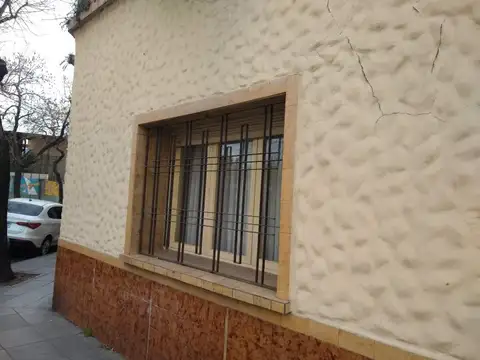 Casa 6 ambientes con 2 baños