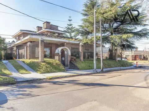 Casa en venta de 5 dormitorios Las Piedras, Piscina, barbacoa