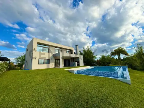 Casa 5 ambientes con 4 baños