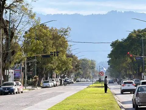 Casa en Venta en Av. Aconquija al 1800, amplio terreno