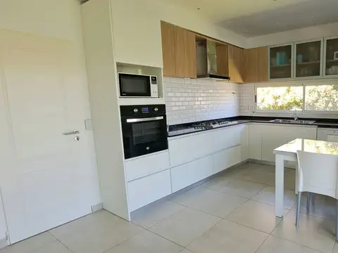 Casa en Venta con 3 cocheras
