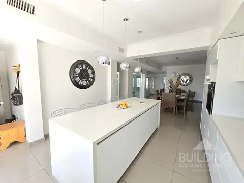 Casa en venta 4 dormitorios - cochera - parque y pileta - La Plata