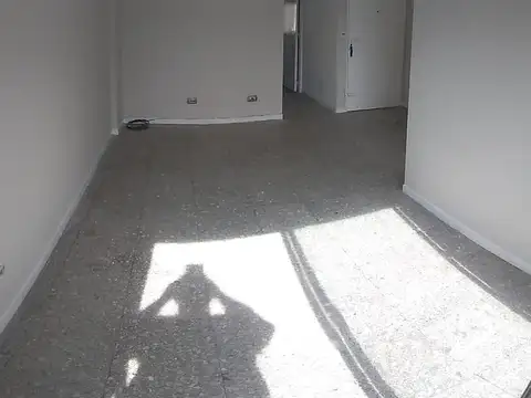 DPTO. 2 AMB AL FRENTE CON BALCON A METROS DE CAPITAL