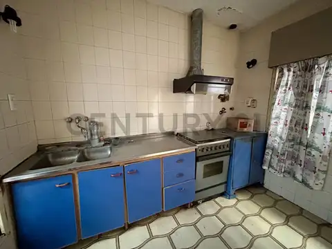 En venta Casa de dos dormitorios con cochera a reciclar, Rosario