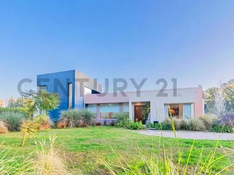 Casa en Venta con 3 cocheras