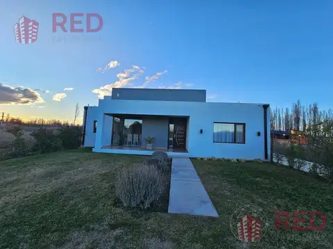 Vende Casa 3 habitaciones en B° Los Castaños Plottier Apta crédito
