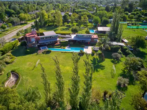 Casa de 4 dormitorios, 4000 m2 terreno, parquizado, Hostal del sol