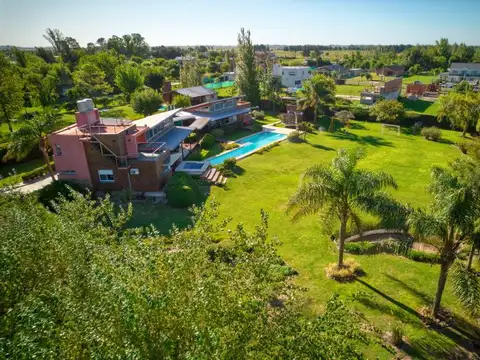 Casa de 4 dormitorios, 4000 m2 terreno, parquizado, Hostal del sol